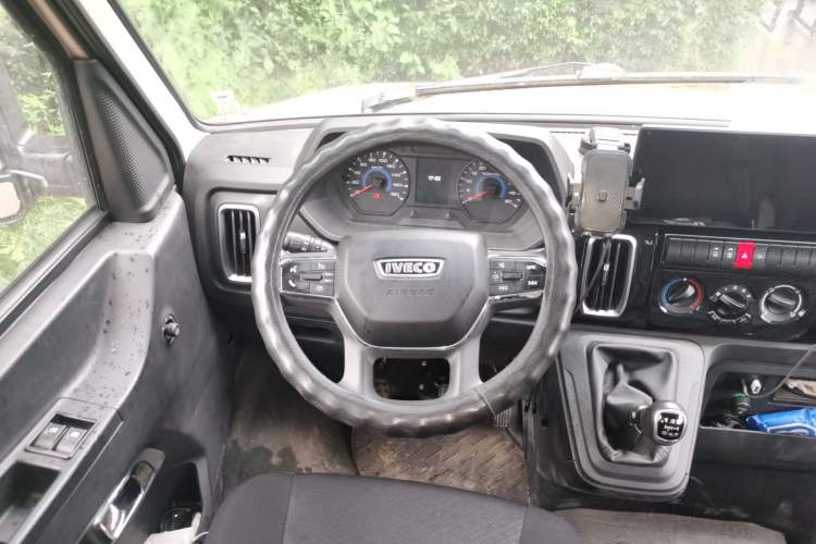 Used Iveco Daily 2023 2.5T A35M1 Short Wheelbase Mid-Height Single-Tire Side-Sliding Door 5–9 Seats Steering Wheel
