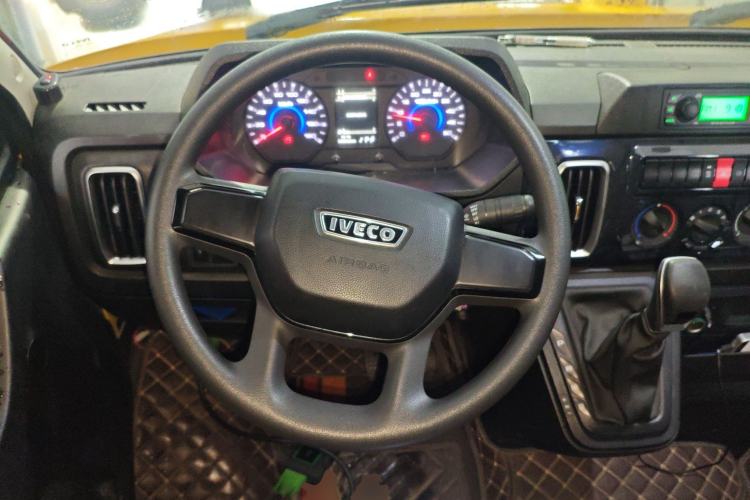 Used Iveco Daily 2023 2.5T A35M1 Multi-Purpose Passenger Vehicle Short Wheelbase Low Roof Single-Tire Side-Sliding Door Automatic Transmission Steering Wheel