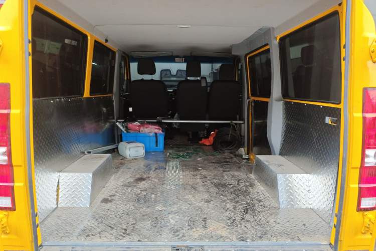 Used Iveco Daily 2023 2.5T A35M1 Multi-Purpose Passenger Vehicle Short Wheelbase Low Roof Single-Tire Side-Sliding Door Automatic Transmission Trunk