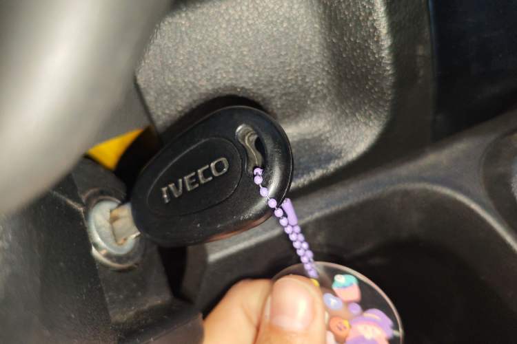 Used Iveco Daily 2023 2.5T A35M1 Multi-Purpose Passenger Vehicle Short Wheelbase Low Roof Single-Tire Side-Sliding Door Automatic Transmission Vehicle Key