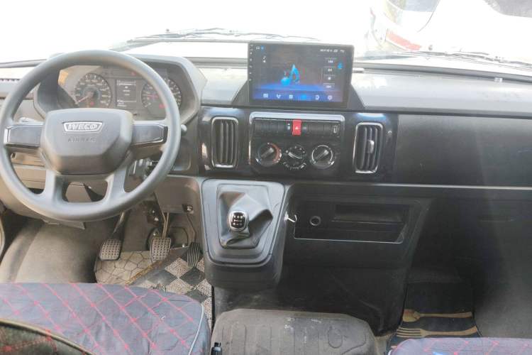 Used Iveco Daily 2024 2.5T A37M1 Mid-Range Commercial Vehicle Long Wheelbase Mid-Roof Design Single-Tire Side-Swing Door Center Console