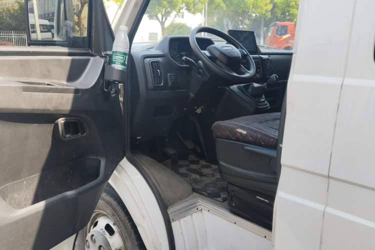 Used Iveco Daily 2024 2.5T A37M1 Mid-Range Commercial Vehicle Long Wheelbase Mid-Roof Design Single-Tire Side-Swing Door Driver Seat