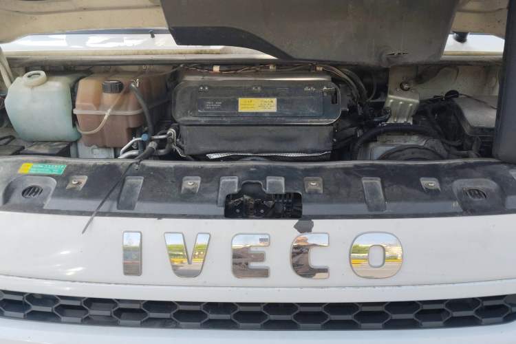 Used Iveco Daily 2024 2.5T A37M1 Mid-Range Commercial Vehicle Long Wheelbase Mid-Roof Design Single-Tire Side-Swing Door Engine Bay