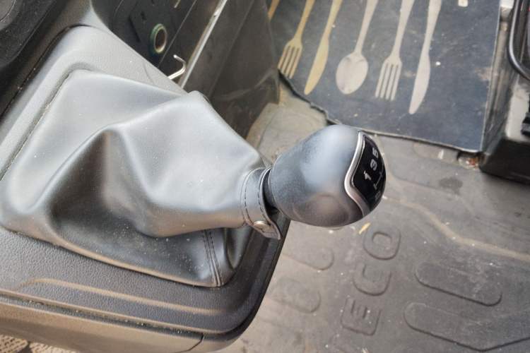 Used Iveco Daily 2024 2.5T A37M1 Mid-Range Commercial Vehicle Long Wheelbase Mid-Roof Design Single-Tire Side-Swing Door Gear Lever