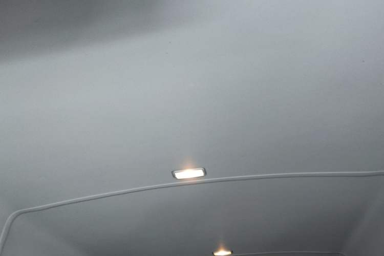 Used Iveco Daily 2024 2.5T A37M1 Mid-Range Commercial Vehicle Long Wheelbase Mid-Roof Design Single-Tire Side-Swing Door Headliner