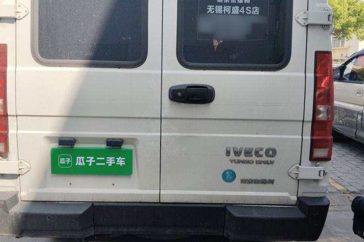 Used Iveco Daily 2024 2.5T A37M1 Mid-Range Commercial Vehicle Long Wheelbase Mid-Roof Design Single-Tire Side-Swing Door Rear