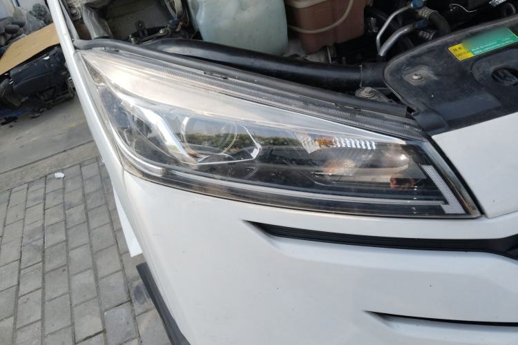 Used Iveco Daily 2024 2.5T A37M1 Mid-Range Commercial Vehicle Long Wheelbase Mid-Roof Design Single-Tire Side-Swing Door Right Front Headlight