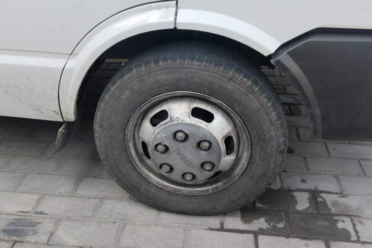Used Iveco Daily 2024 2.5T A37M1 Mid-Range Commercial Vehicle Long Wheelbase Mid-Roof Design Single-Tire Side-Swing Door Right Front Wheel Hub