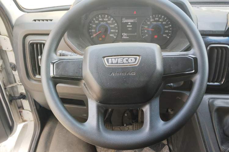 Used Iveco Daily 2024 2.5T A37M1 Mid-Range Commercial Vehicle Long Wheelbase Mid-Roof Design Single-Tire Side-Swing Door Steering Wheel
