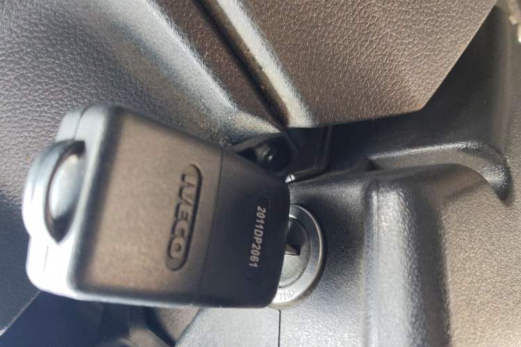 Used Iveco Daily 2024 2.5T A37M1 Mid-Range Commercial Vehicle Long Wheelbase Mid-Roof Design Single-Tire Side-Swing Door Vehicle Key