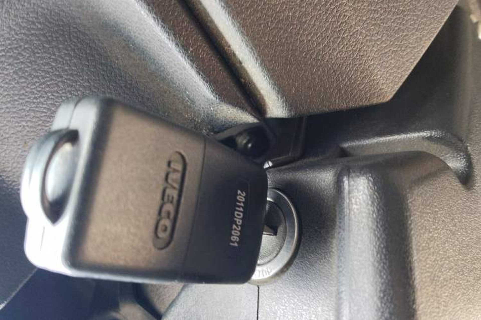Used Iveco Daily 2024 2.5T A37M1 Mid-Range Commercial Vehicle Long Wheelbase Mid-Roof Design Single-Tire Side-Swing Door Vehicle Key