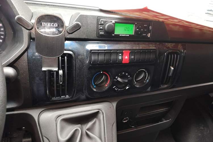 Used Iveco Daily 2025 2.5T A37M1 Multi-Purpose Passenger Vehicle Mid-Frame Mid-Roof Dual Tires Audio And AC Panel
