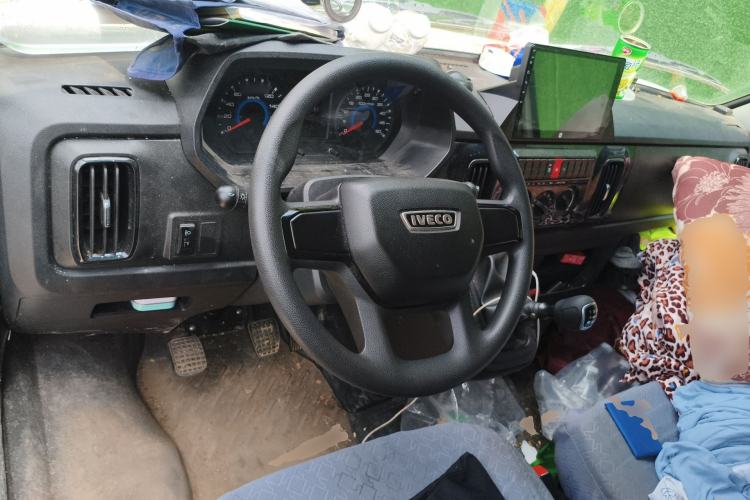 Used Iveco Daily 2025 2.5T V37 Van Transporter Green Lane Enhanced Version Mid-Chassis Mid-Roof Dual Tires Center Console