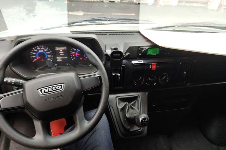 Used Iveco Daily 2025 2.5T A37M1 Multi-Purpose Passenger Vehicle Mid-Frame Mid-Roof Dual Tires Center Console