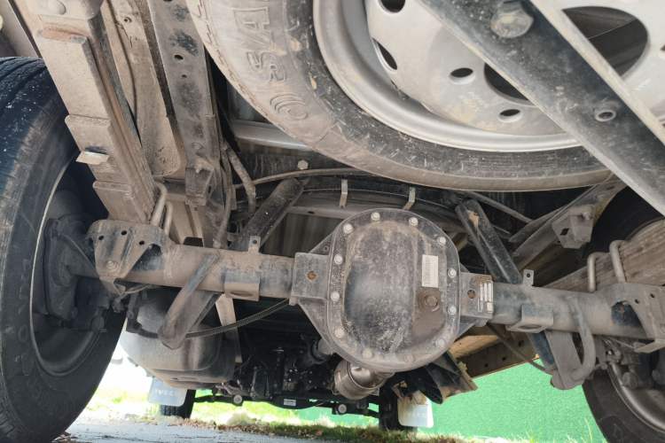 Used Iveco Daily 2025 2.5T V37 Van Transporter Green Lane Enhanced Version Mid-Chassis Mid-Roof Dual Tires Chassis Rear