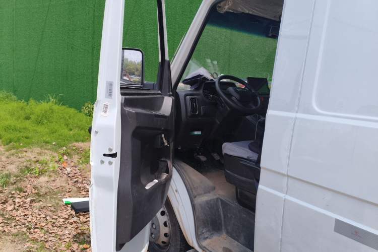 Used Iveco Daily 2025 2.5T V37 Van Transporter Green Lane Enhanced Version Mid-Chassis Mid-Roof Dual Tires Driver Seat