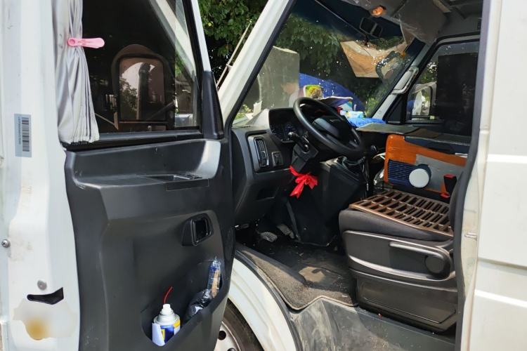 Used Iveco Daily 2025 2.5T V37 Van Transporter Green Lane Enhanced Version Mid-Chassis Mid-Roof Dual Tires Driver Seat