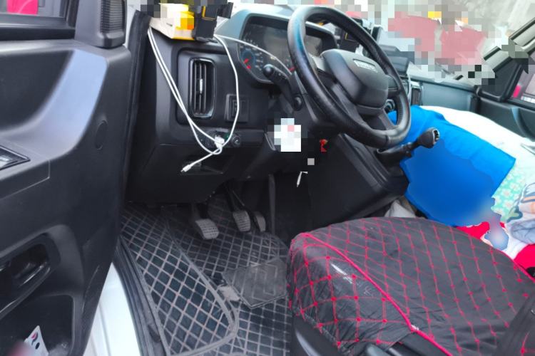 Used Iveco Daily 2025 2.5T V40 Van Transporter Enhanced Green Lane Version Long Wheelbase Mid-Roof Design Dual Tires Driver Seat