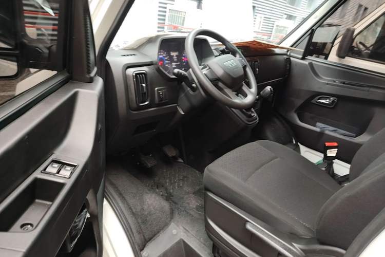 Used Iveco Daily 2025 2.5T A37M1 Multi-Purpose Passenger Vehicle Mid-Frame Mid-Roof Dual Tires Driver Seat