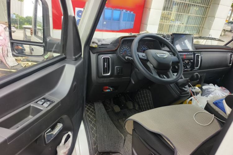Used Iveco Daily 2025 2.5T V40 Van Transporter Enhanced Green Lane Version Long Wheelbase Mid-Roof Design Dual Tires Driver Seat