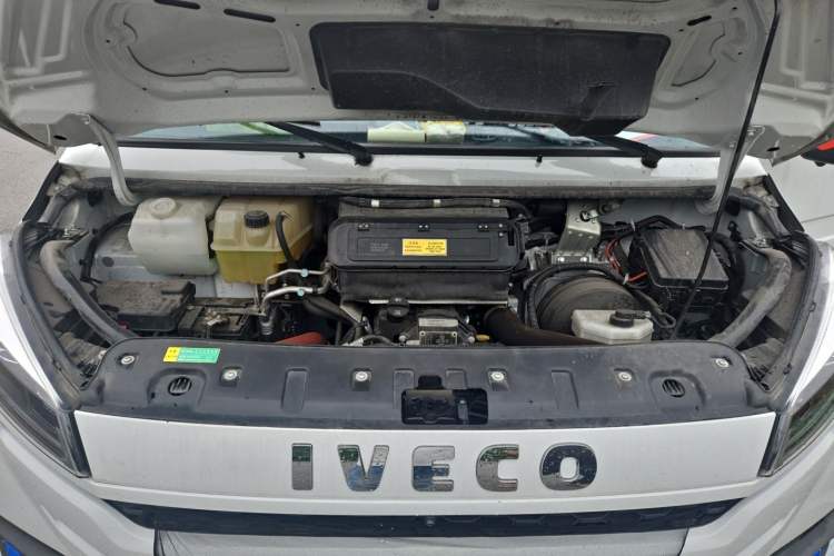 Used Iveco Daily 2025 2.5T V40 Van Transporter Enhanced Green Lane Version Long Wheelbase Mid-Roof Design Dual Tires Engine Bay