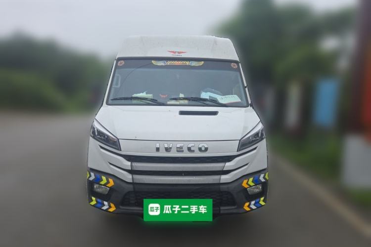 Used Iveco Daily 2025 2.5T V40 Van Transporter Enhanced Green Lane Version Long Wheelbase Mid-Roof Design Dual Tires Front