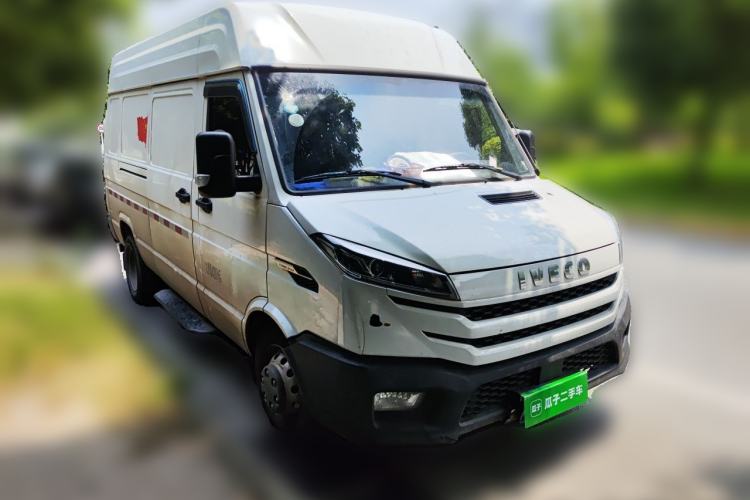 Used Iveco Daily 2025 2.5T V37 Van Transporter Green Lane Enhanced Version Mid-Chassis Mid-Roof Dual Tires Front Right 45 Deg