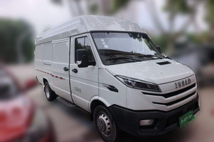 Used Iveco Daily 2025 2.5T V40 Van Transporter Enhanced Green Lane Version Long Wheelbase Mid-Roof Design Dual Tires Front Right 45 Deg