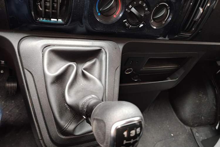 Used Iveco Daily 2025 2.5T A37M1 Multi-Purpose Passenger Vehicle Mid-Frame Mid-Roof Dual Tires Gear Lever