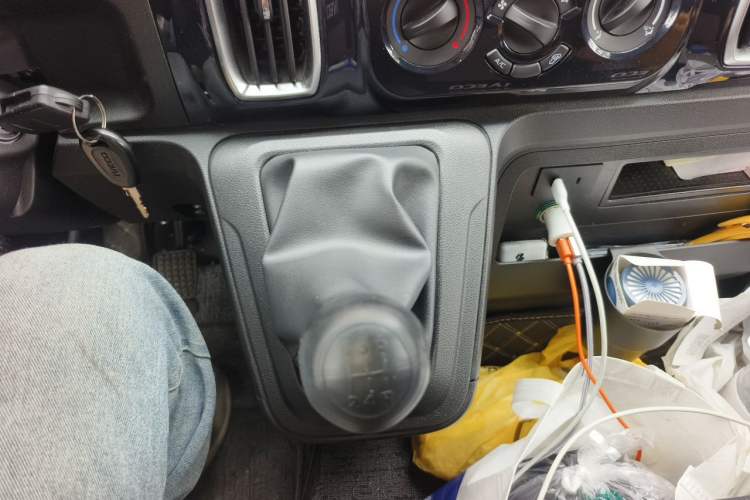 Used Iveco Daily 2025 2.5T V40 Van Transporter Enhanced Green Lane Version Long Wheelbase Mid-Roof Design Dual Tires Gear Lever