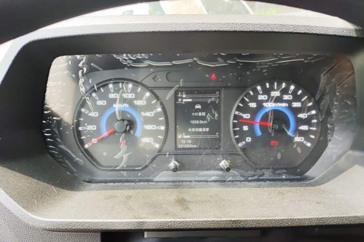 Used Iveco Daily 2025 2.5T V37 Van Transporter Green Lane Enhanced Version Mid-Chassis Mid-Roof Dual Tires Instrument Cluster