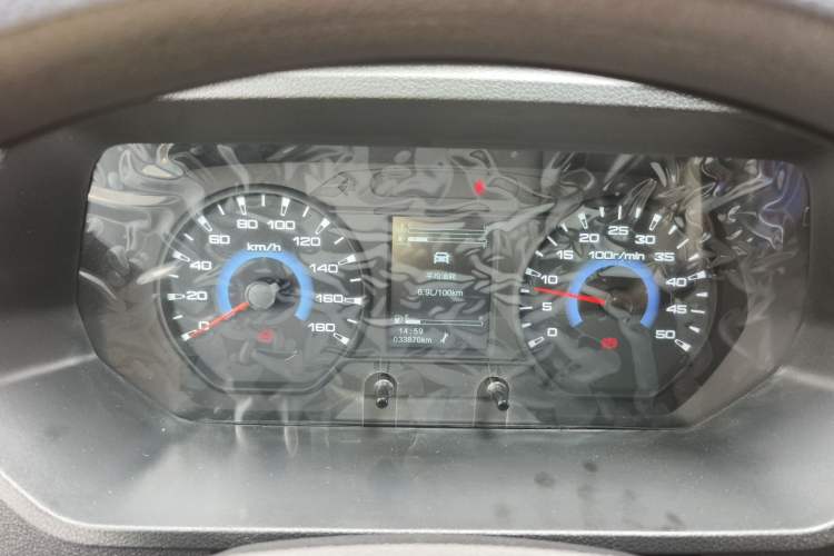 Used Iveco Daily 2025 2.5T V40 Van Transporter Enhanced Green Lane Version Long Wheelbase Mid-Roof Design Dual Tires Instrument Cluster