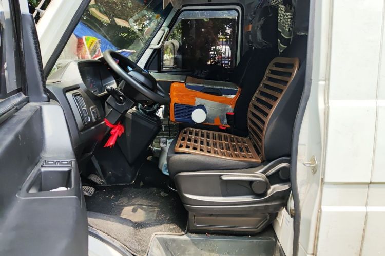 Used Iveco Daily 2025 2.5T V37 Van Transporter Green Lane Enhanced Version Mid-Chassis Mid-Roof Dual Tires Left Front Seat