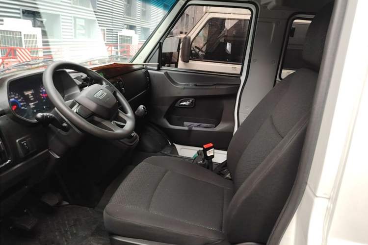 Used Iveco Daily 2025 2.5T A37M1 Multi-Purpose Passenger Vehicle Mid-Frame Mid-Roof Dual Tires Left Front Seat