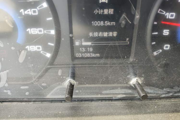 Used Iveco Daily 2025 2.5T V37 Van Transporter Green Lane Enhanced Version Mid-Chassis Mid-Roof Dual Tires Odometer Close Up