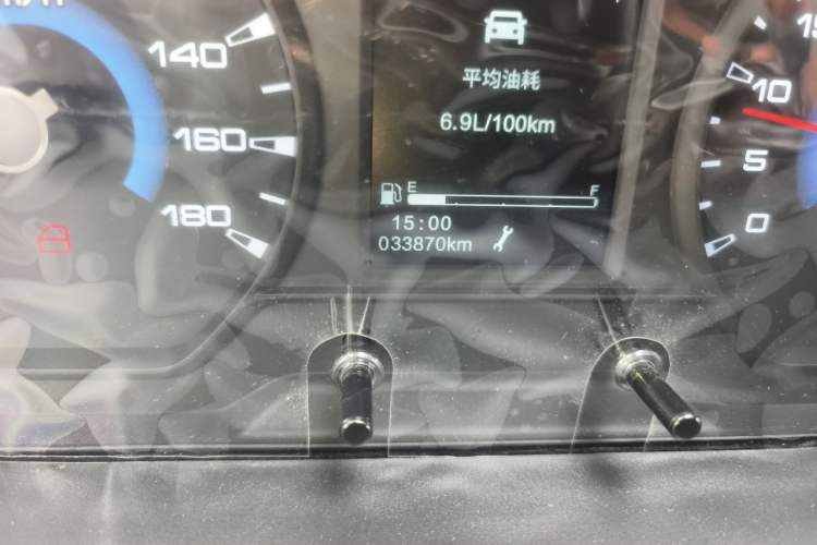 Used Iveco Daily 2025 2.5T V40 Van Transporter Enhanced Green Lane Version Long Wheelbase Mid-Roof Design Dual Tires Odometer Close Up