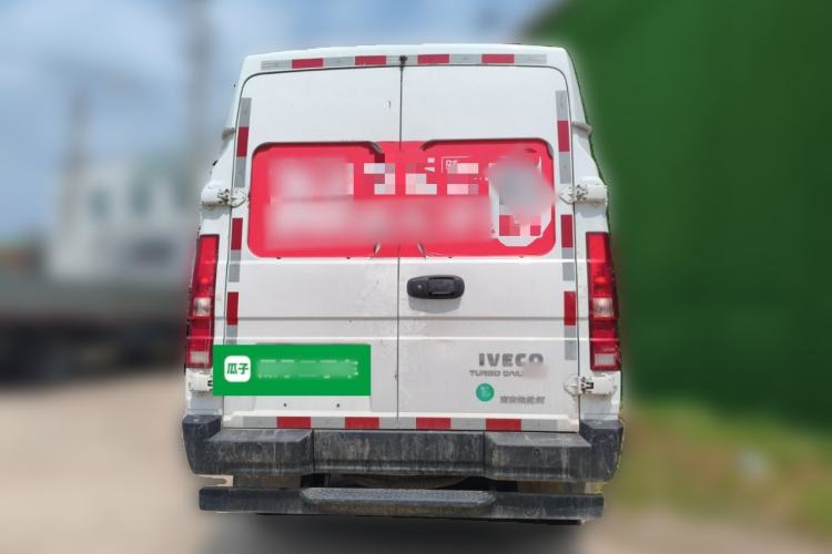 Used Iveco Daily 2025 2.5T V37 Van Transporter Green Lane Enhanced Version Mid-Chassis Mid-Roof Dual Tires Rear