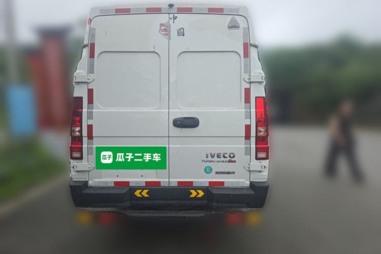 Used Iveco Daily 2025 2.5T V40 Van Transporter Enhanced Green Lane Version Long Wheelbase Mid-Roof Design Dual Tires Rear