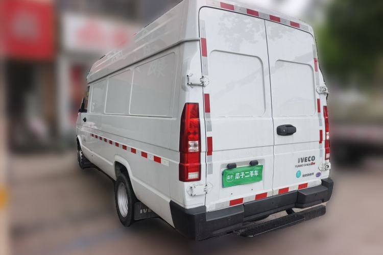 Used Iveco Daily 2025 2.5T V40 Van Transporter Enhanced Green Lane Version Long Wheelbase Mid-Roof Design Dual Tires Rear Left 45 Deg