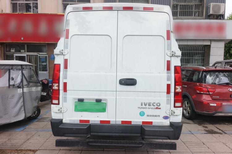Used Iveco Daily 2025 2.5T V40 Van Transporter Enhanced Green Lane Version Long Wheelbase Mid-Roof Design Dual Tires Rear