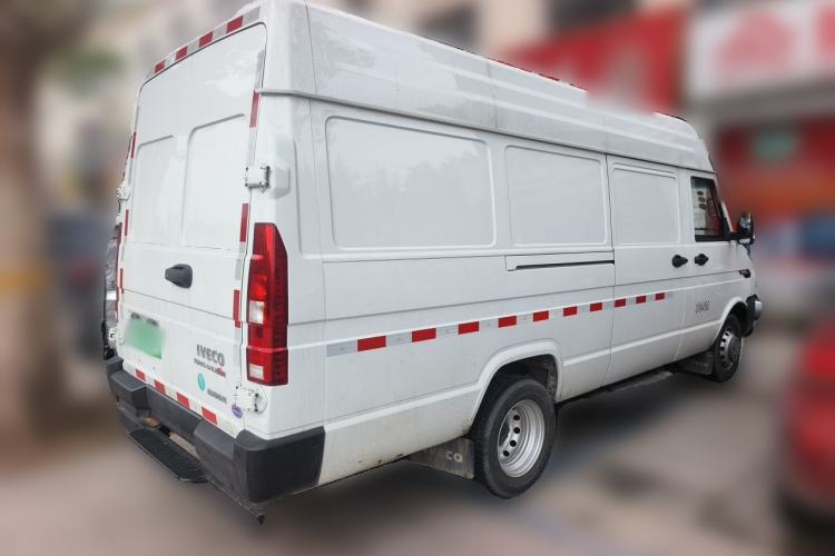 Used Iveco Daily 2025 2.5T V40 Van Transporter Enhanced Green Lane Version Long Wheelbase Mid-Roof Design Dual Tires Rear Right 45 Deg