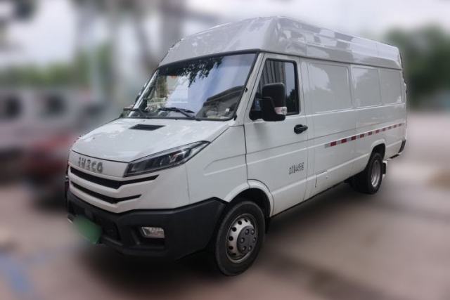 Used Iveco Daily 2025 2.5T V40 Van Transporter Enhanced Green Lane Version Long Wheelbase Mid-Roof Design Dual Tires