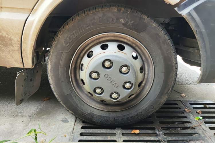 Used Iveco Daily 2025 2.5T V37 Van Transporter Green Lane Enhanced Version Mid-Chassis Mid-Roof Dual Tires Right Front Wheel Hub