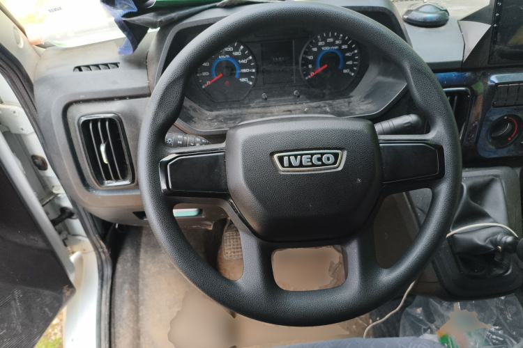 Used Iveco Daily 2025 2.5T V37 Van Transporter Green Lane Enhanced Version Mid-Chassis Mid-Roof Dual Tires Steering Wheel