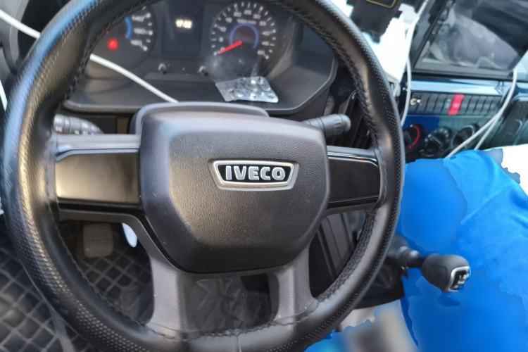 Used Iveco Daily 2025 2.5T V40 Van Transporter Enhanced Green Lane Version Long Wheelbase Mid-Roof Design Dual Tires Steering Wheel