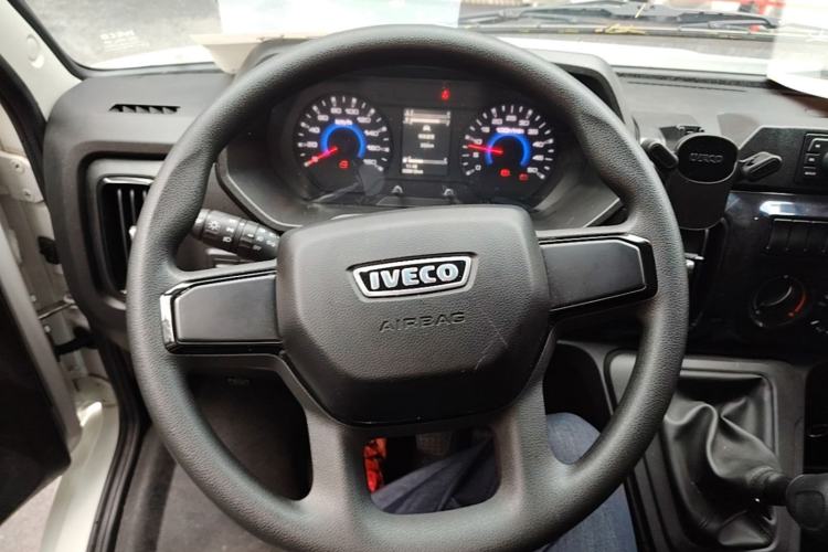 Used Iveco Daily 2025 2.5T A37M1 Multi-Purpose Passenger Vehicle Mid-Frame Mid-Roof Dual Tires Steering Wheel