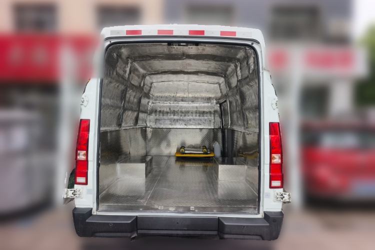 Used Iveco Daily 2025 2.5T V40 Van Transporter Enhanced Green Lane Version Long Wheelbase Mid-Roof Design Dual Tires Trunk