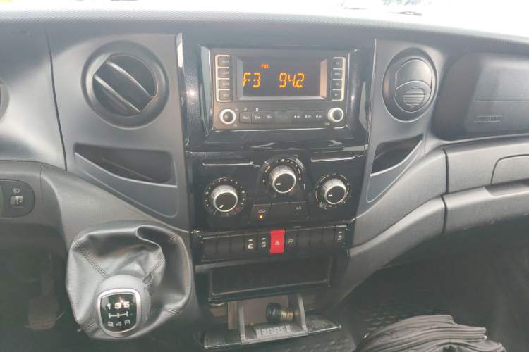 Used Iveco Eurocargo 2021 2.0T Manual Super-Rui Short Wheelbase Low-Roof Side-Hinged Door F1A Audio And AC Panel