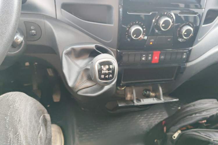 Used Iveco Eurocargo 2021 2.0T Manual Super-Rui Short Wheelbase Low-Roof Side-Hinged Door F1A Gear Lever