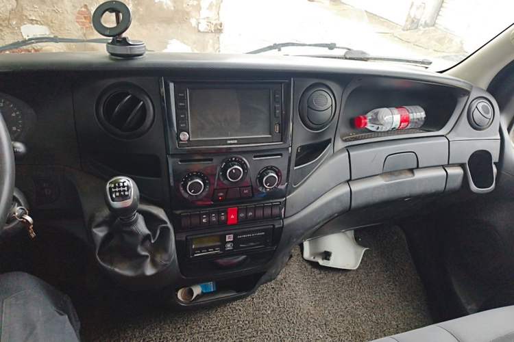 Used Iveco Eurocargo 2018 3.0T Short-Wheelbase Low-Roof Van F1C Audio And AC Panel